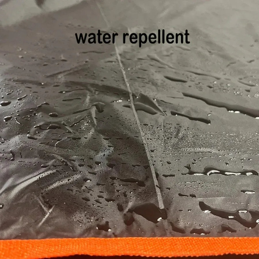 UV-Laderaumschutz: ein wasserdichter Rücksitzbezug für den Laderaum und eine staubdichte Matte für den Heckbereich des Fahrzeugs.